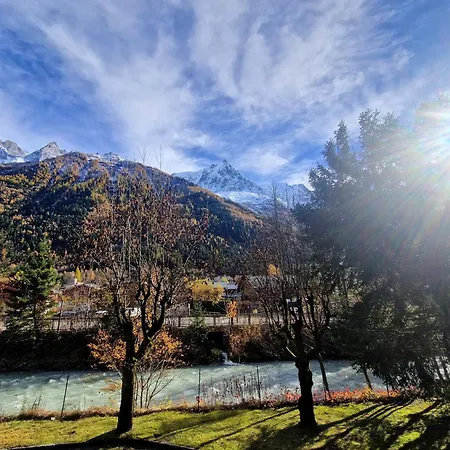 Lumineux Avec Vue Sur Le Massif Du Mont-blanc 霞慕尼